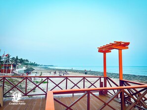 En la playa, sillas reclinables de playa, toallas de playa