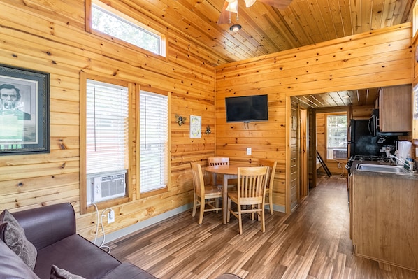 Casa de campo, 2 quartos (Loft, No Pets) | Cozinha privada | Geladeira grande, micro-ondas, cooktop, torradeira