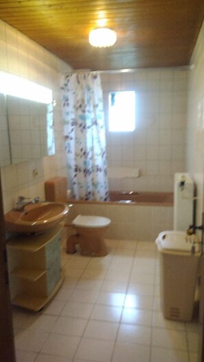 A small bathroom with a sink, toilet, and bathtub. - 'Klein und Fein' Garbenteich (Pohlheim)