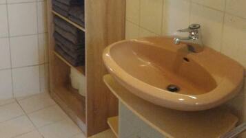 Apartemen | Kamar mandi | Handuk