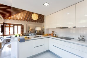 Departamento (3 Bedrooms) | Cocina privada | Refrigerador con congelador, microondas, horno y parrilla de estufa