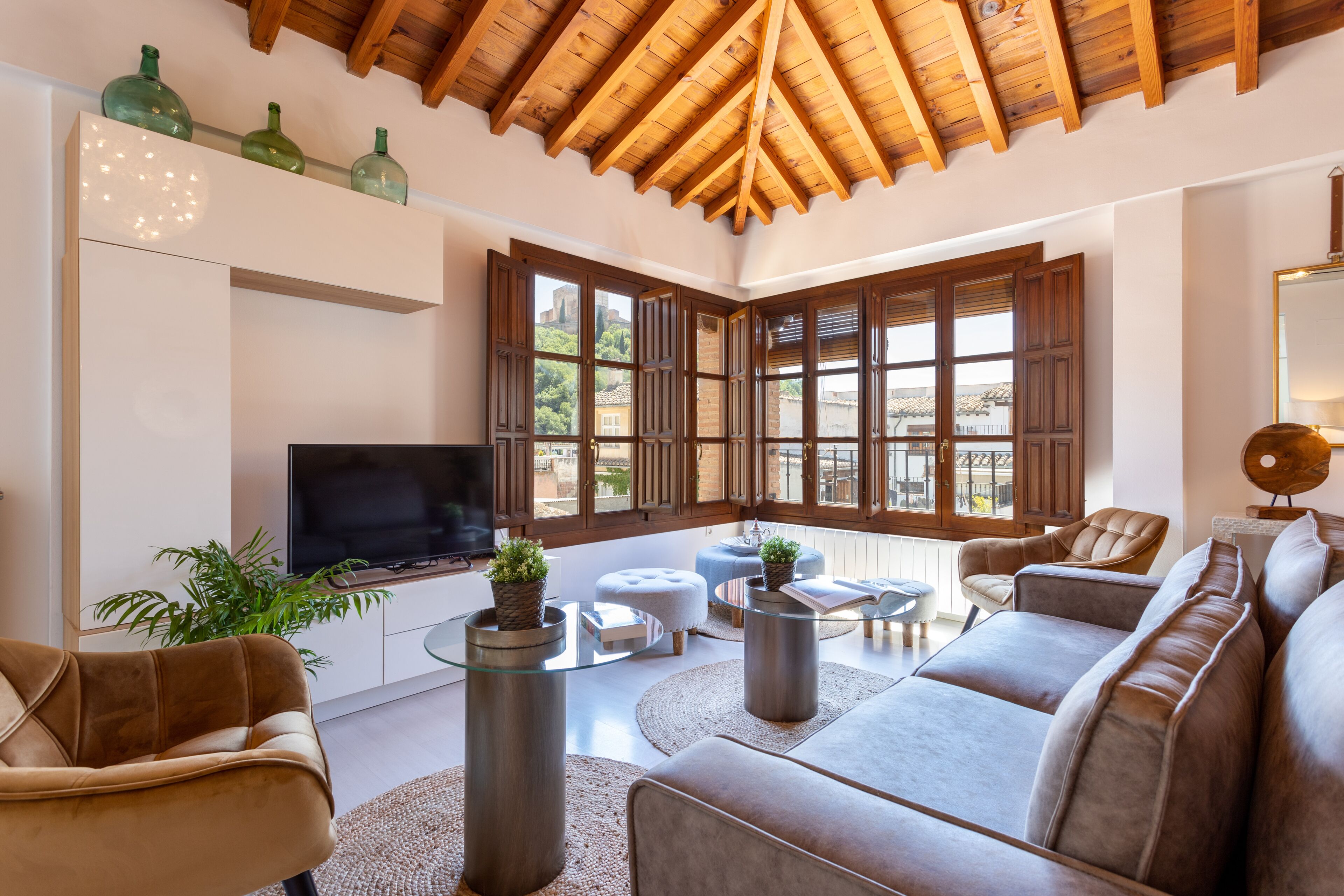 Apartment (3 Bedrooms) | Wohnzimmer | 32-Zoll-Fernseher mit Kabelempfang