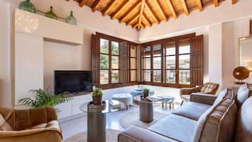 Apartment (3 Bedrooms) | Wohnzimmer | 32-Zoll-Fernseher mit Kabelempfang