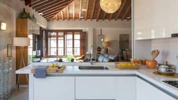 Refrigerador con freezer, microondas, horno, placa de cocina