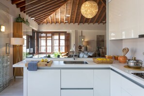 Apartament (3 Bedrooms) | Cuina privada | Frigorífic gran, microones, forn i placa de cuina 