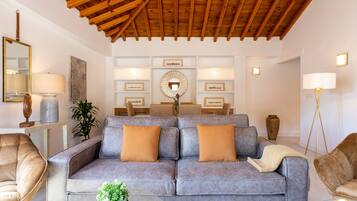 Leilighet (3 Bedrooms) | Oppholdsrom | En 32-tommers TV med kabel-kanaler