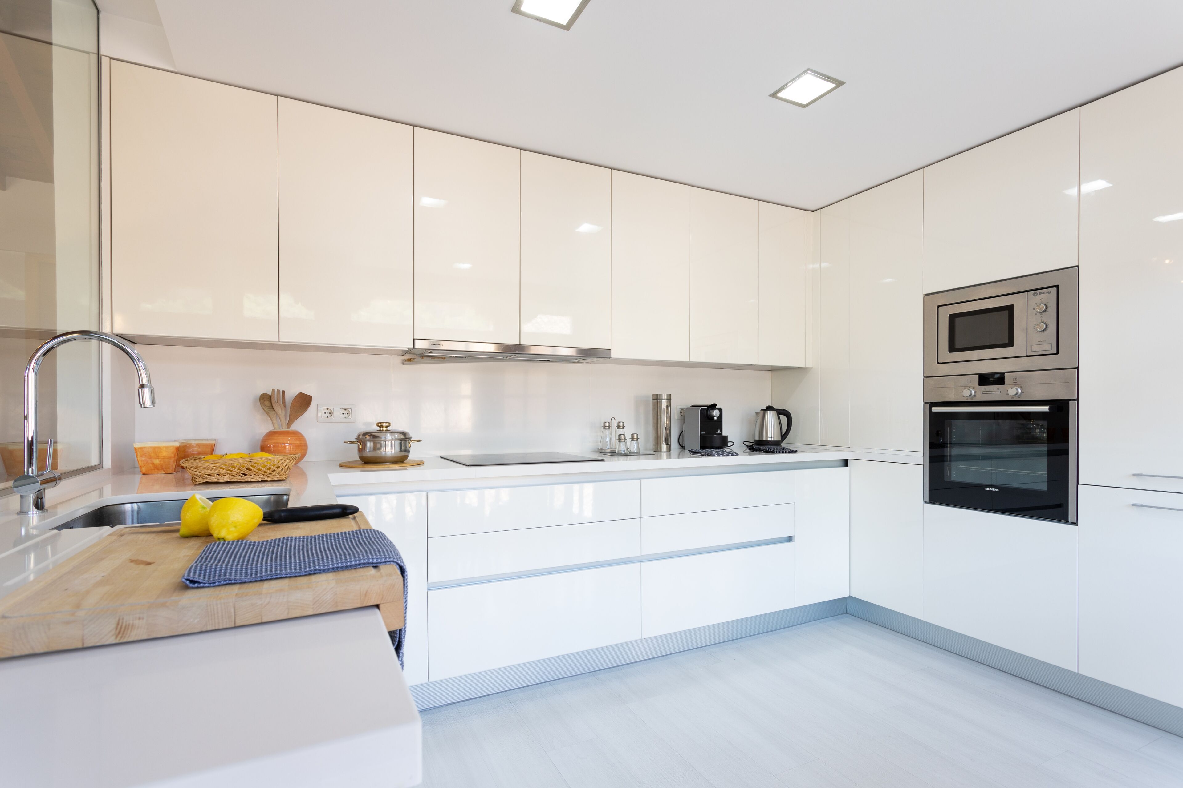 Refrigerador con freezer, microondas, horno, placa de cocina