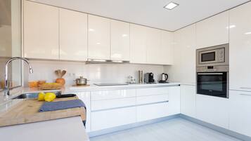 Refrigerador con freezer, microondas, horno, placa de cocina