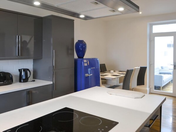 Dishwasher, high chair, cookware/dishes/utensils - The View Old Coastguard Cottage (Tynemouth)