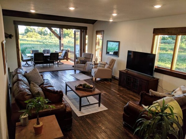 فيلا رئاسية | منطقة المعيشة | تلفزيون بشاشة مسطحة، مدفأة