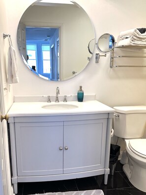 Combined shower/tub, hair dryer, towels, soap - High style on the Bourbon Trail (Versailles)