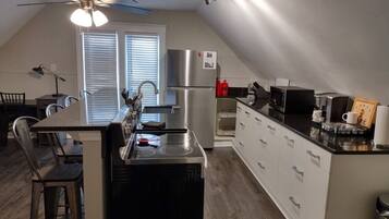 Een koelkast, een microgolfoven, een oven, een kookplaat