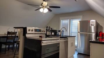 Een koelkast, een microgolfoven, een oven, een kookplaat