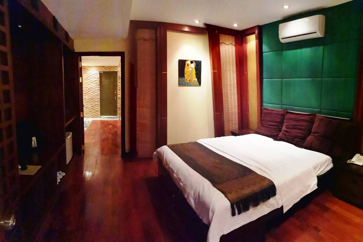Deluxe City View Business Suite | Cortinas blackout, tabla de planchar con plancha y wifi gratis