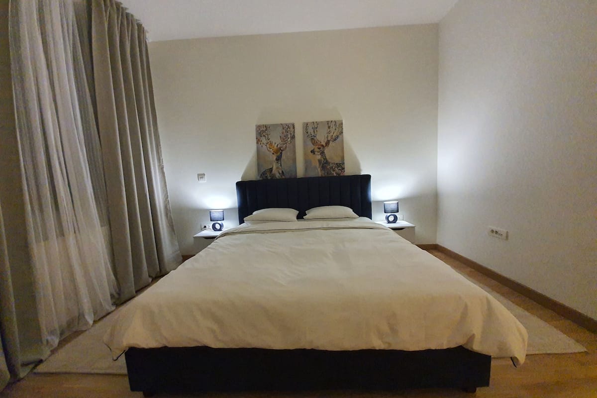 Superior-Apartment | 2 Schlafzimmer, Schreibtisch, laptopgeeigneter Arbeitsplatz