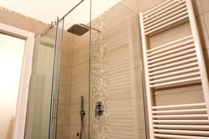 Dusche, Haartrockner, Bidet, HandtĂŒcher