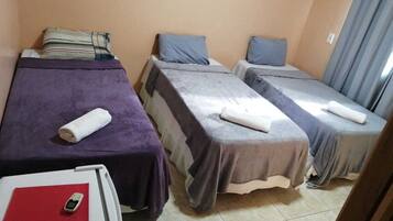 Minibar, meja kerja, ruang kerja ramah laptop, dan Wi-Fi gratis