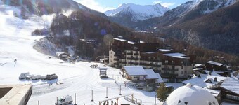 Studio for 4, ski-in/ski-out, south view, pets allowed