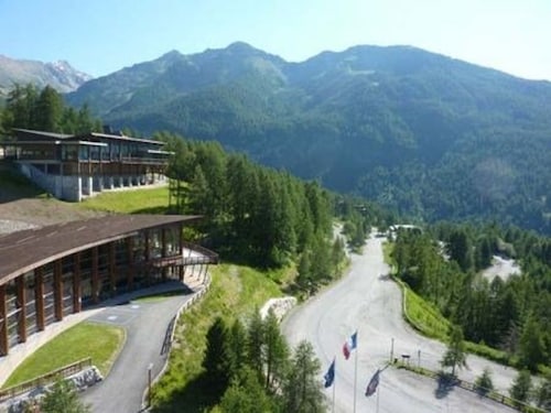 Central Les Orres Studio with Ski Access