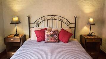Habitación doble, 1 cama Queen size, patio | Tabla de planchar con plancha, wifi gratis y ropa de cama