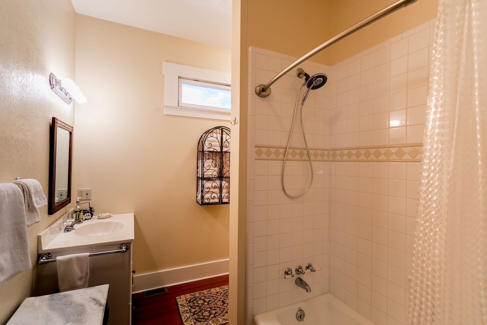 Ensemble douche/baignoire, sèche-cheveux, serviettes fournies, savon