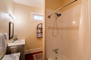 Ensemble baignoire-douche, séchoir à cheveux, serviettes fournies, savon