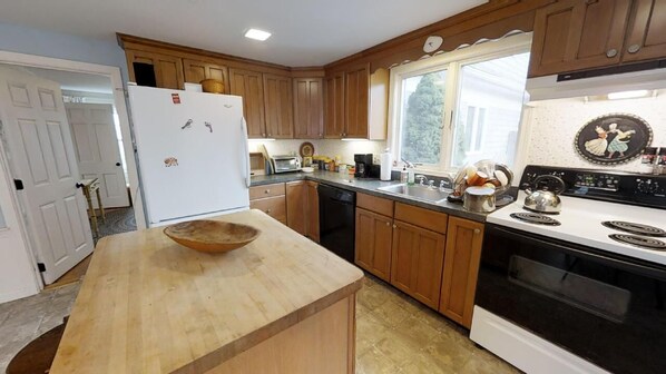 Geladeira, micro-ondas, cooktop, lava-louças