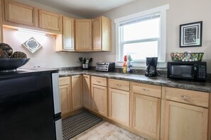 Fridge, microwave, coffee/tea maker, cookware/dishes/utensils - Bell Haus | Pet-friendly (Fredericksburg)