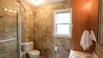 Douche, serviettes fournies, savon, shampoing