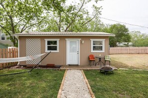 Property grounds - Bell Haus | Pet-friendly (Fredericksburg)