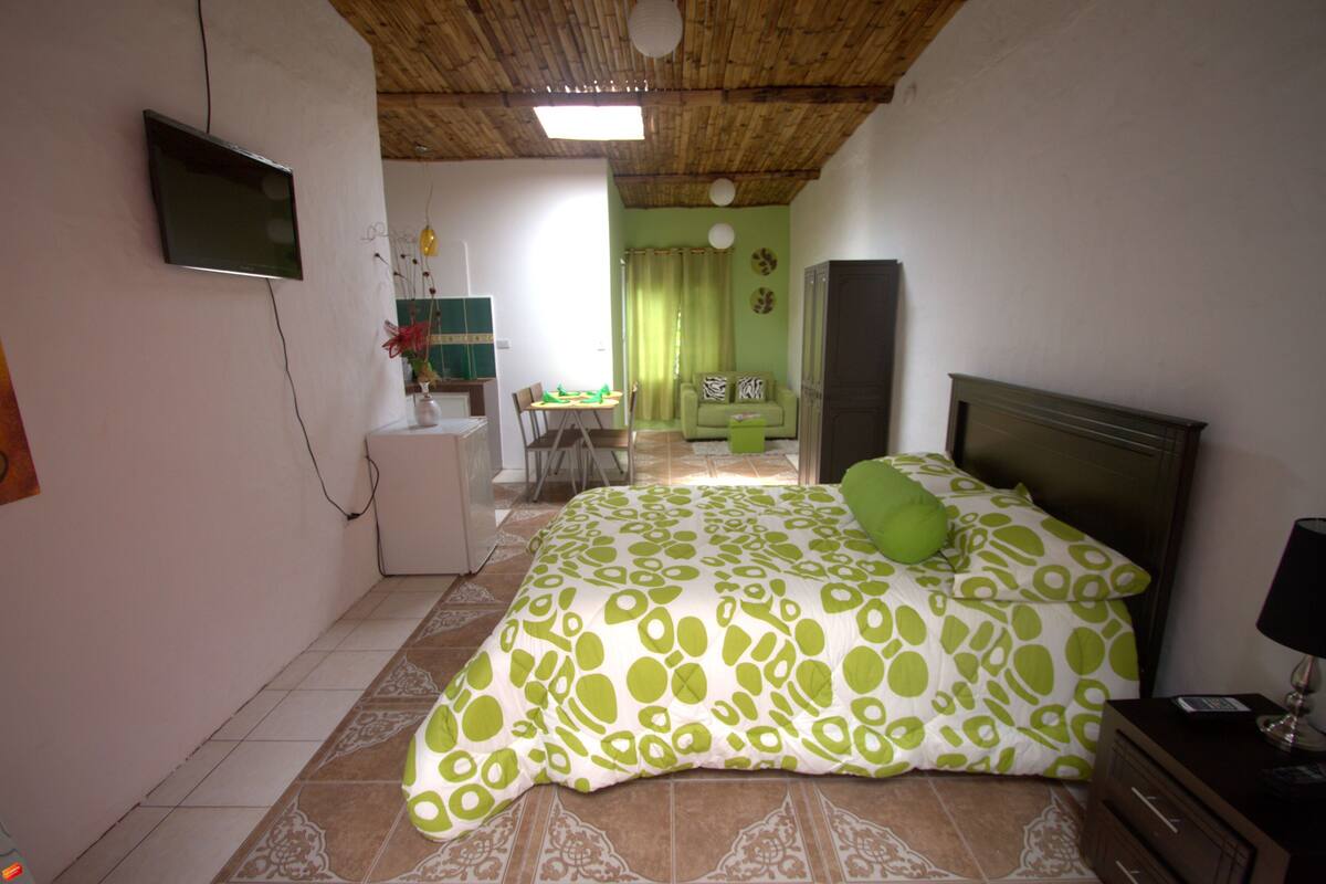 Espacio para trabajar con laptop y sistema de insonorización