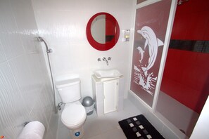 Habitación estándar doble | Baño | Secador de pelo, toallas, jabón y champú