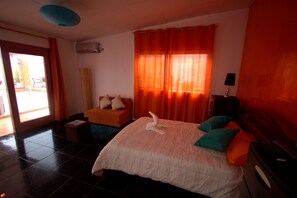 Espacio para trabajar con laptop y sistema de insonorización 