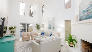 Smart TV, caminetto, libri