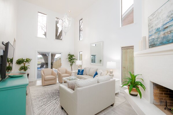 Smart-TV, Kamin, Bücher