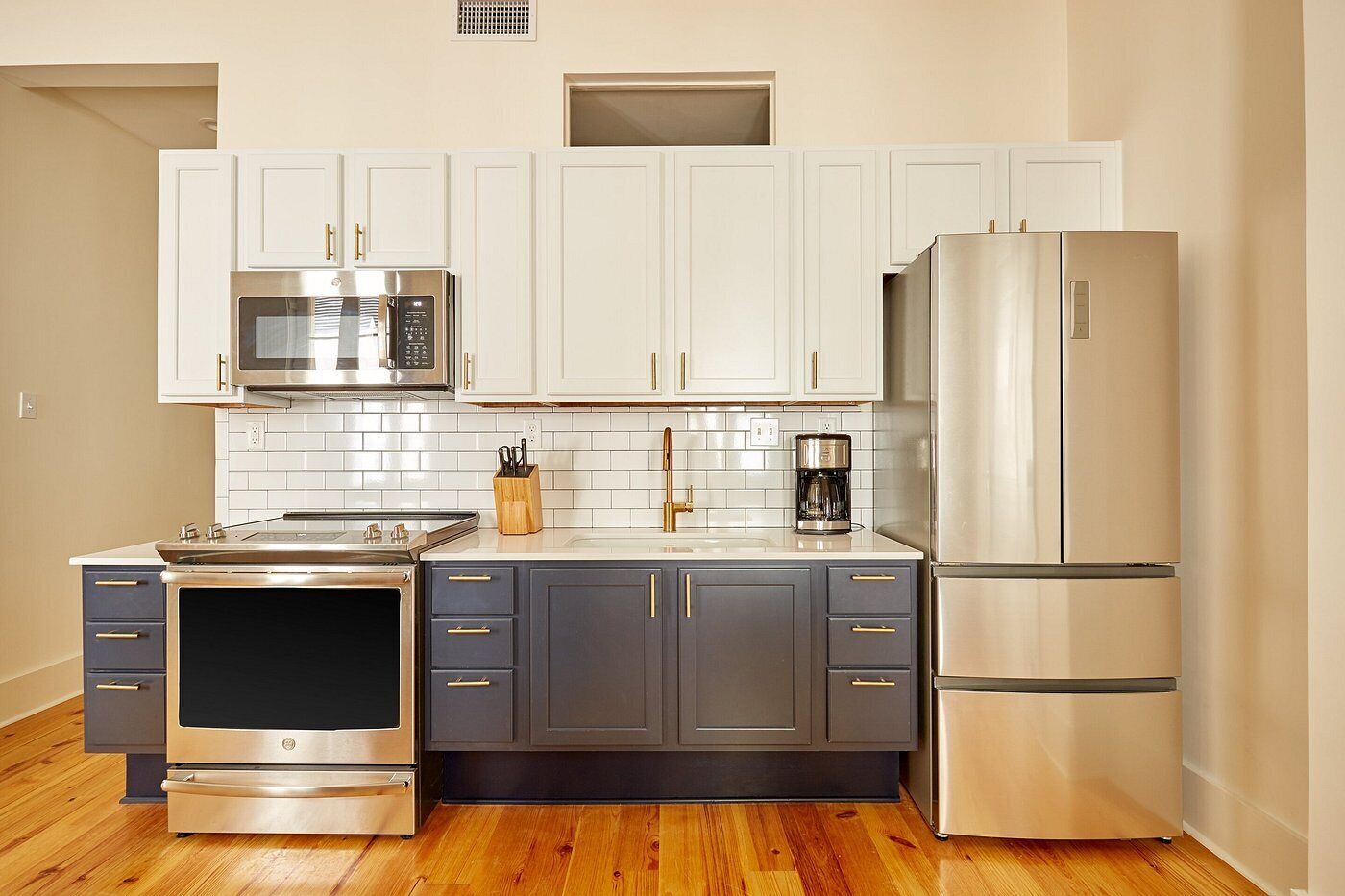 Een koelkast, een magnetron, een vaatwasser, een waterkoker