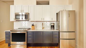 Kylskåp, mikrovågsugn, diskmaskin och vattenkokare