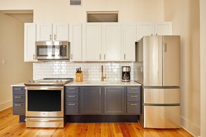 Fridge, microwave, dishwasher, electric kettle - The Louie Hotel New Orleans, Belvilla District 6 Formerly Sonder (New Orleans)