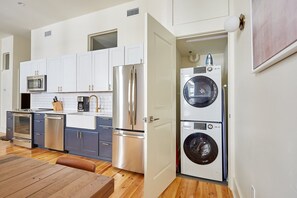 Fridge, microwave, dishwasher, electric kettle - The Louie Hotel New Orleans, Belvilla District 6 Formerly Sonder (New Orleans)