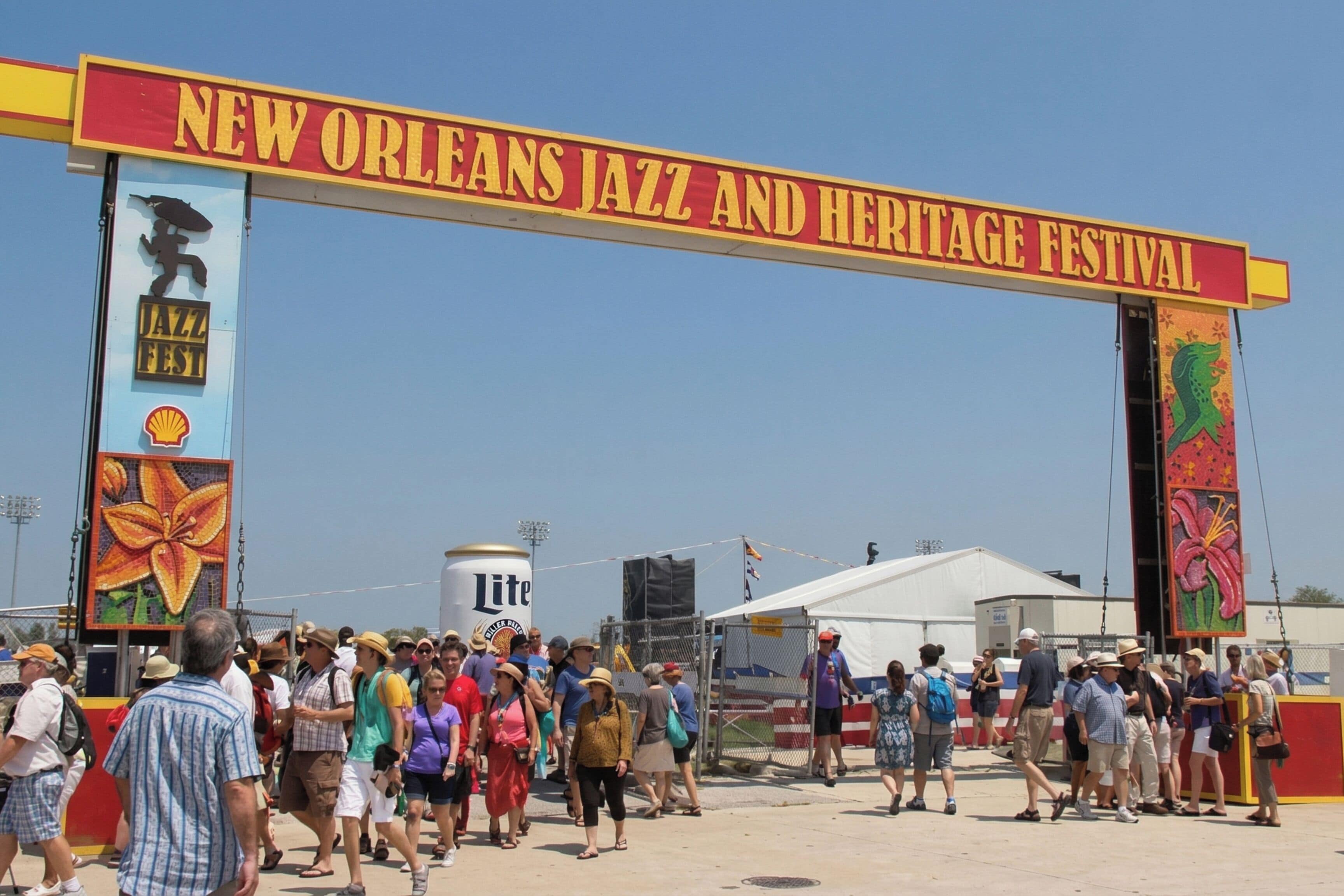 Eine Menschenmenge am Eingang des New Orleans Jazz and Heritage Festivals.