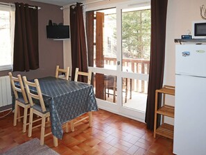 Dining - Ski-in/Ski-out Studio, Sleeps 4, Balcony, Near Center, Great Comfort (Les Orres)