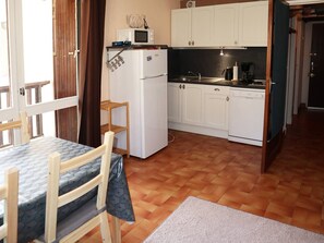 Fridge, microwave, dishwasher - Ski-in/Ski-out Studio, Sleeps 4, Balcony, Near Center, Great Comfort (Les Orres)