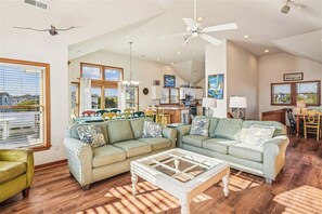 TV, lettore DVD, tavolo da calcetto