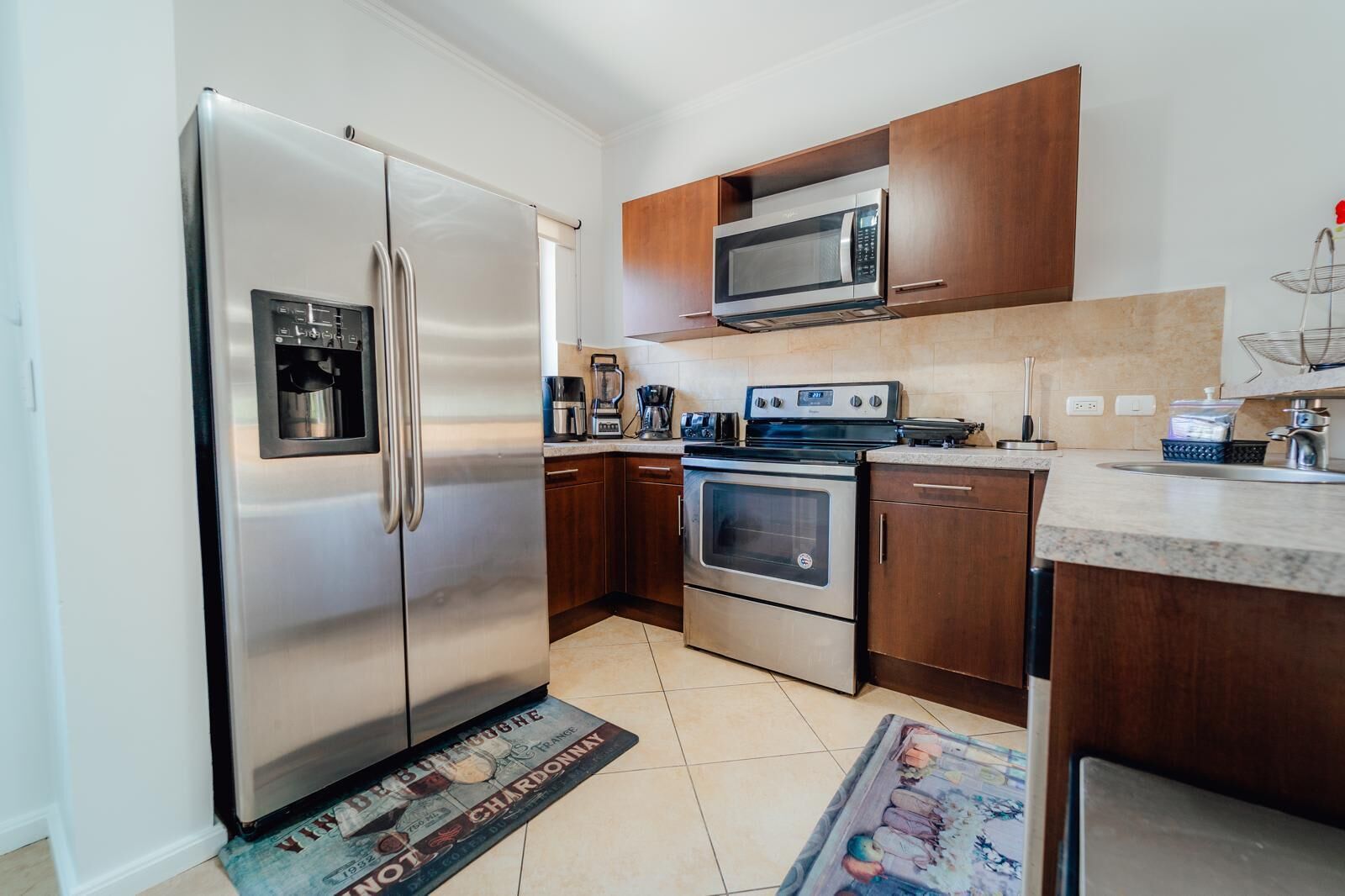 Refrigerador, microondas, horno y parrilla de estufa 