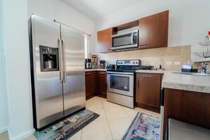 ثلاجة، ميكروويف، فرن، موقد طهي مسطح