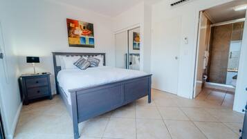 2 bedrooms, desk, iron/ironing board, travel crib