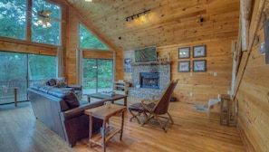 Een televisie, een open haard, een dvd-speler en tafelvoetbal