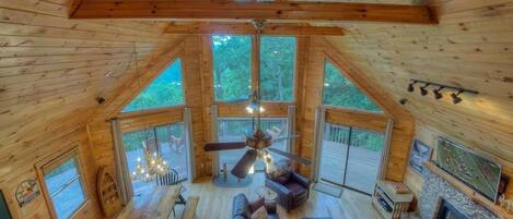 Télévision, cheminée, lecteur de DVD, baby-foot