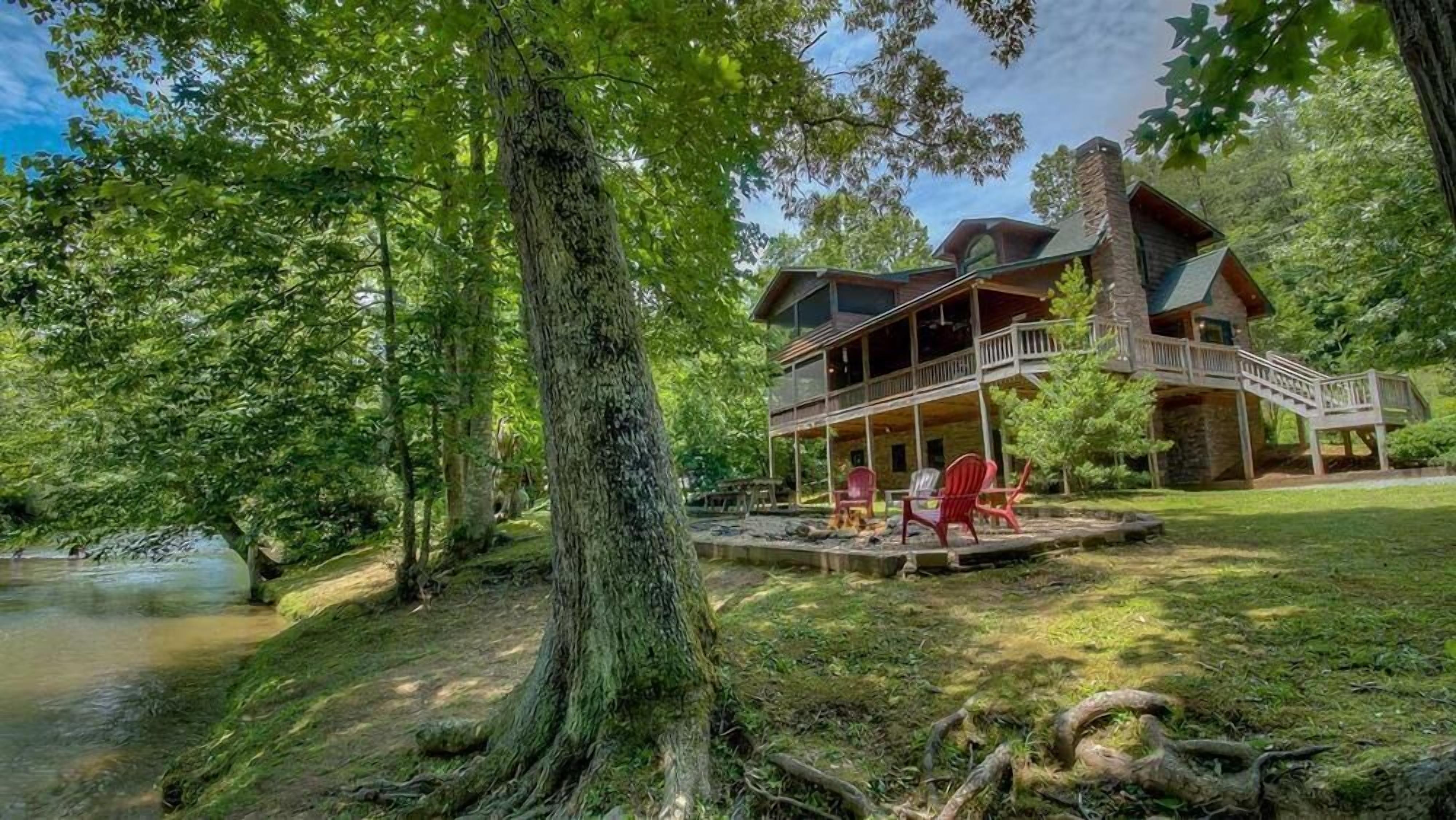 Come on Inn- Riverfront Home | Screened Porch | Outdoor Fire Pit