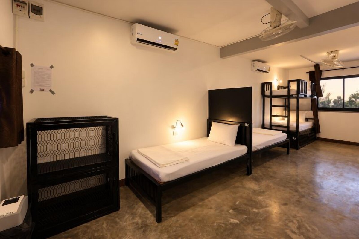 8-Bed Mixed Dormitory - Age 18-40 | 무료 WiFi, 침대 시트